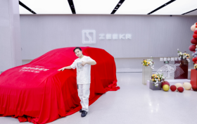 北京、武汉两地同步举办赠车仪式 极氪向亚运冠军刘清漪、何杰赠车