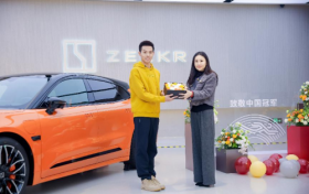 致敬中国冠军 极氪向杭州亚运会201金获得者赠送001